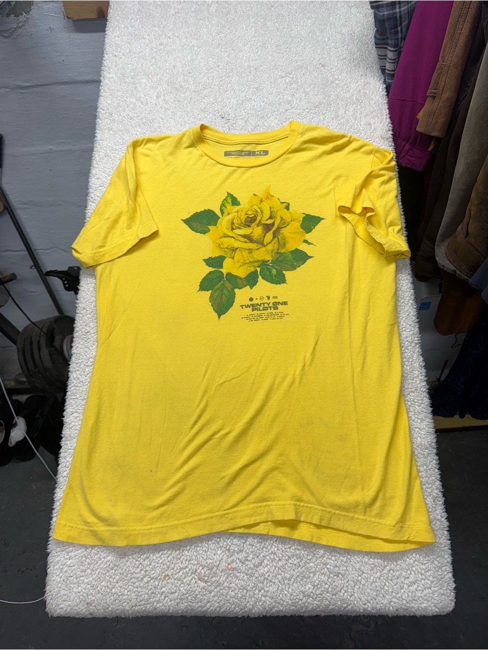 Twenty one pilots Men's Yellow Rose Graphic Tee, size XL